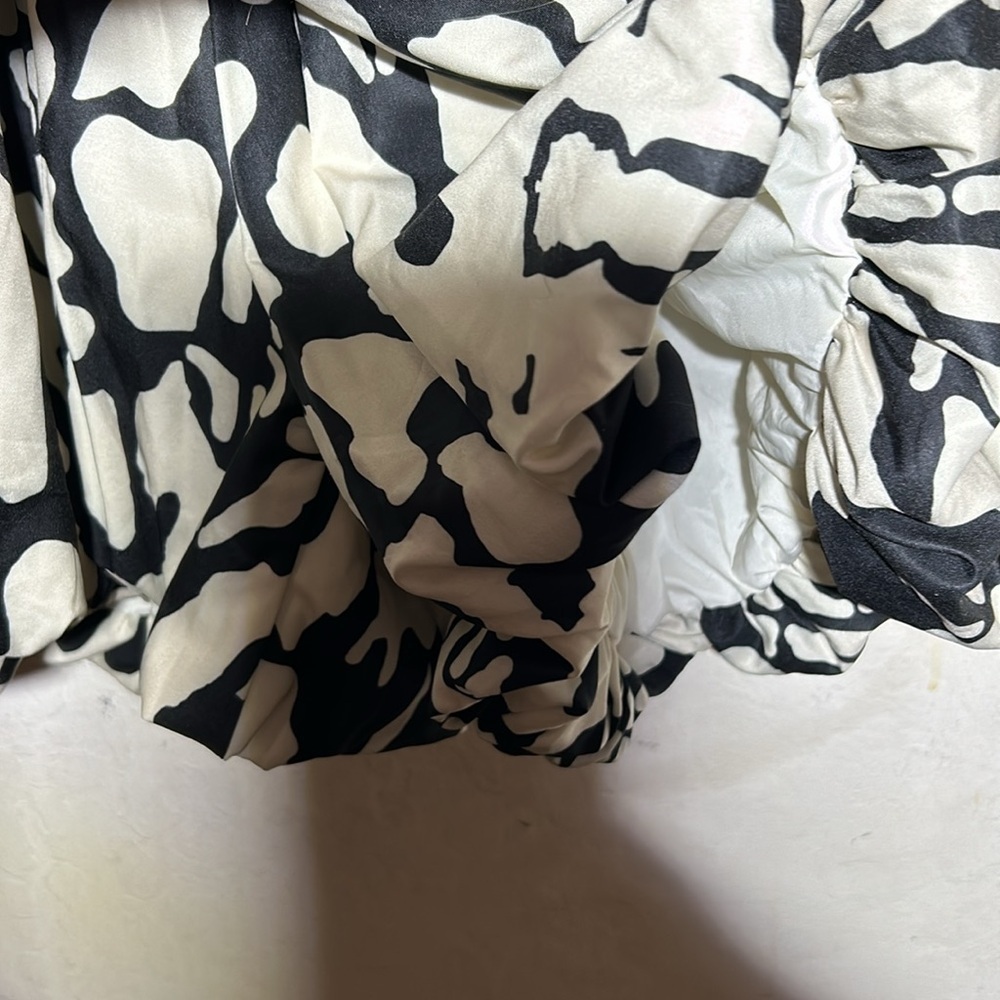 PrettyLittleThing Black Print Plunge Puffball Hem Romper Size 6 NWT - Picture 10 of 12